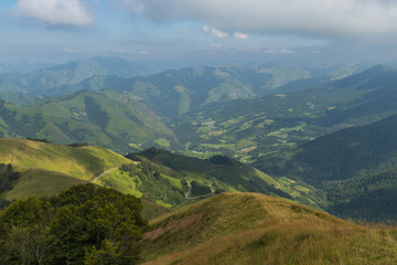 Fototapeta premium Promenade au col de Bagargui lprès des Chalets d’Iraty, dans les estives des Pyrénées.