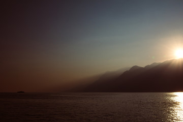 Berge am Gardasee im Sonnenuntergang