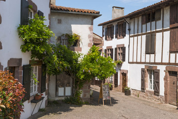 Fototapeta na wymiar Saint-Jean-Pied-de-Port (Donibane Garazi) -Plus Beaux Villages de France - Accueil des pélerins.