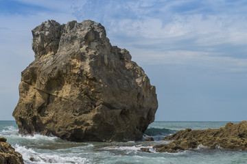 La plage de Biarritz et ses énormes rochers.