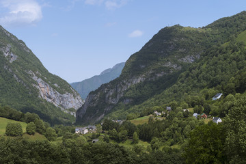 Fototapeta na wymiar La vallée d'Aspe est une vallée des Pyrénées françaises.