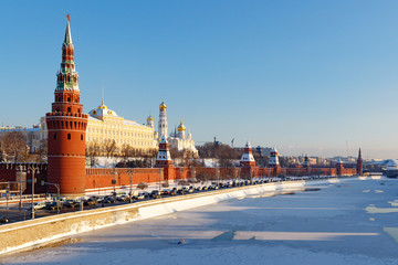 Obraz premium Moscow Kremlin against the background of Moskva river in sunny winter day