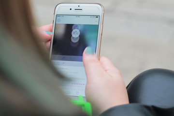 Navigare sul social network con il cellulare