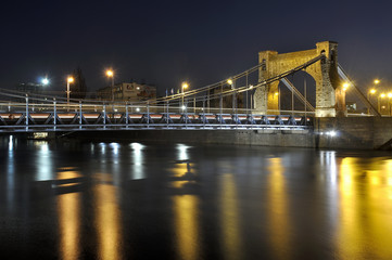 Fototapeta na wymiar Most wiszący wieczorem