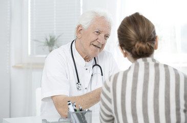 Fototapeta premium Doctor consutling patient