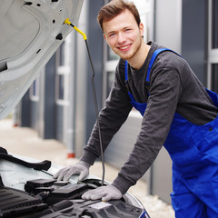 Mechaniker arbeitet an einem Motor