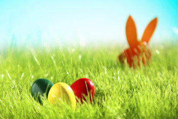 Osterhase mit bunten Eier im Gras