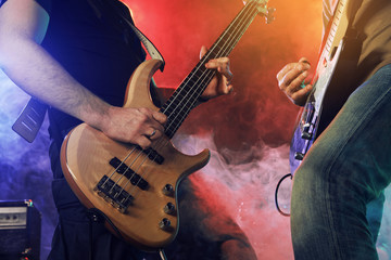 Obraz premium Na scenie występuje gitarzysta i basista.