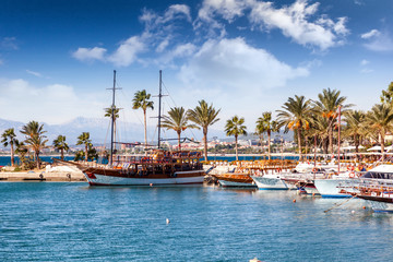 Port avec bateaux touristiques, beaux paysages, station balnéaire de Side en Turquie
