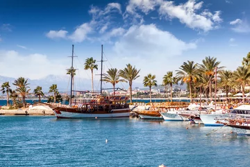 Fotobehang Haven met rondvaartboten, prachtig landschap, badplaats Side in Turkije © olezzo