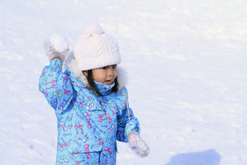 雪合戦をする幼児(3歳児)