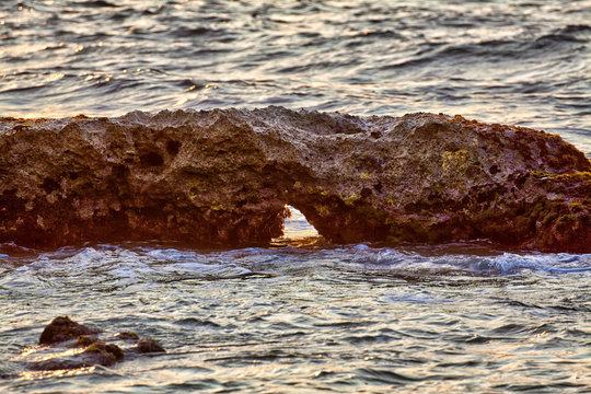 Ein Korallenriff mit einer kleinen &Ouml;ffnung ragt aus dem Wasser in Asien auf der tropischen Insel Sri Lanka im Indischen Ozean