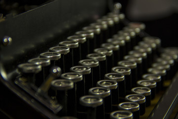 Nostalgische Schreibmaschine auf Holzunterlage mit leichtem Rauch