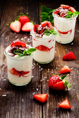 erdbeeren mit schokolade und joghurt im glas