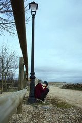 Adolescente con gesto triste posando en exteriores 