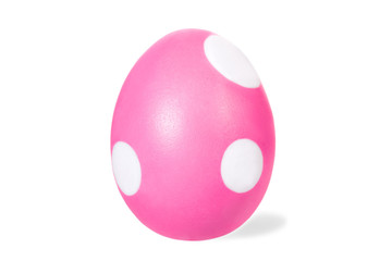 Osterei freigestellt vor Weiß, Farbe rosa oder pink mit Punkten, Konzept Ostern