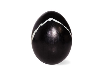 Osterei freigestellt vor Weiß, Farbe schwarz mit Muster, Konzept Ostern