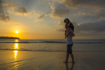 夕暮れのビーチで遊ぶ父と娘