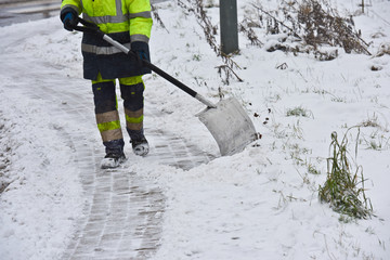 neige hiver froid saison nettoyage deneigement trottoir securite travail emploi job commune...