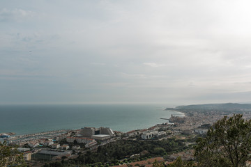 Obraz premium Vista del puerto desde las alturas