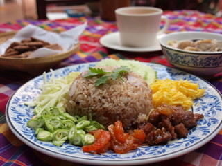 khao khluk kapi (Thai traditional shrimp rice)