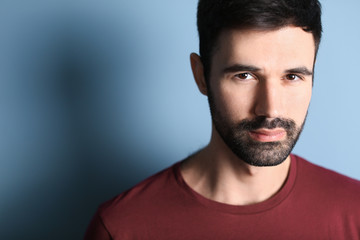 Obraz premium Young bearded man in casual clothes on color background