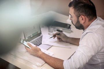 Obraz premium Young businessman working at his office.