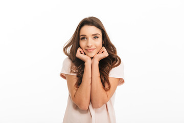 Fototapeta premium Pleased brunette woman in t-shirt reclines on her hands