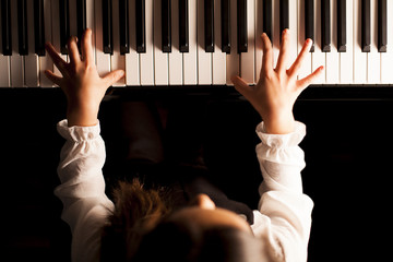 Niña y piano