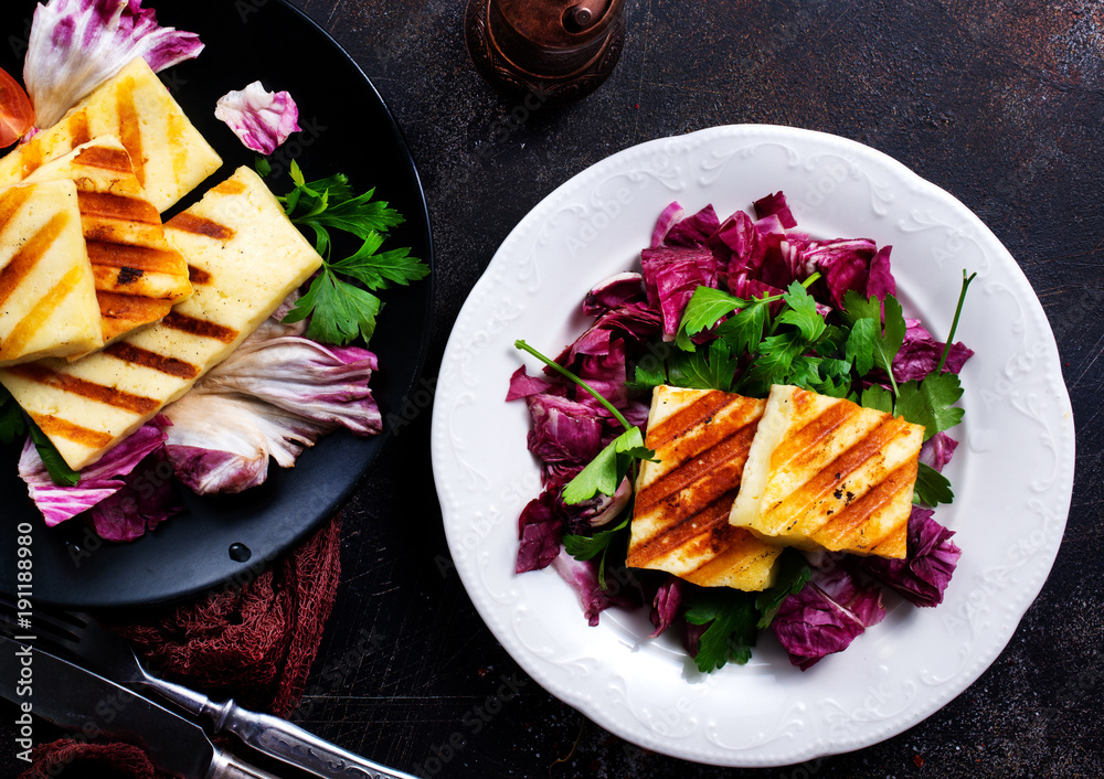 Poster salad with halloumi