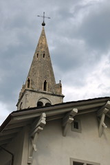 Fototapeta na wymiar Eglise avec un ciel dramatique