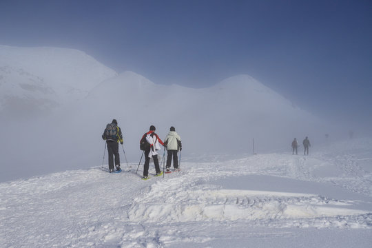 alpinisti tra le nubi verso la cima di Piazzo - alpi Orobie