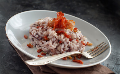 Risotto with red radicchio and crispy bacon (speck)