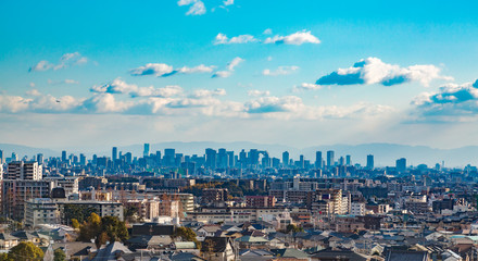 Obraz premium 遠くに高層ビルが見える街並み