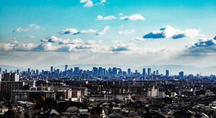 Obraz premium 遠くに高層ビルが見える街並み