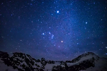 Foto auf Acrylglas erstaunlicher Sternenhimmel über dem Gipfel der schneebedeckten Berge in einem Nationalpark auf der Südinsel Neuseelands © ydumortier