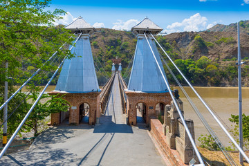 Obraz premium zachodni most zawieszony w Santa Fe of Antioquia na rzece Cauca w Kolumbii