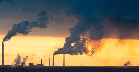 Obraz premium Smoke from the pipes in the factory