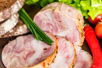 Sliced turkey roll, peppercorn and vegetables