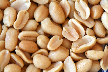 braune Erdnüsse mit Salz