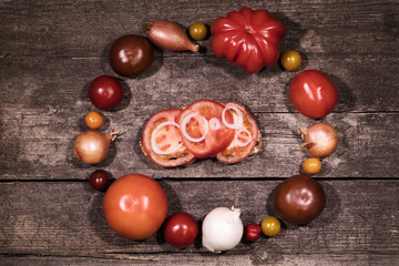 Flatlay, viele verschiedene Tomaten und Zwiebeln auf Holztisch
