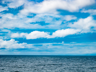 Fototapeta na wymiar 青い海と青い空