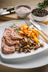Grilled meat slices with champignon mushrooms and yellow peppers