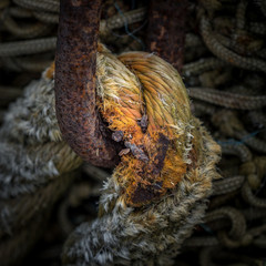 Verwittertes Tau mit rostiger Kette