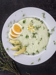 Grüne Sauce mit gekochten Eiern