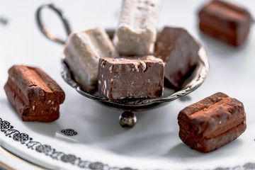 Italienische Trüffelpralinen - Tartufo dolce nero - Cremino mit Torrone - in einem nostalgischen...