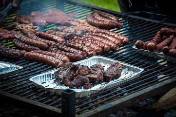 Grilowane mięso i kiełbaski