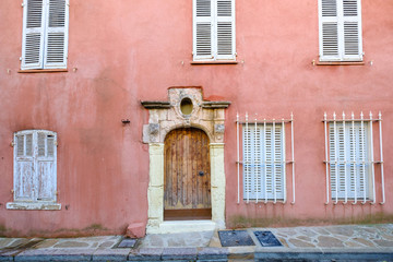 Fototapeta na wymiar Façade rose d'une ancienne maison provençale. Sud de France. 