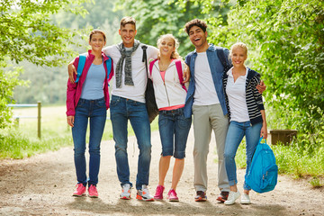 Fröhliche Wandergruppe macht einen Ausflug