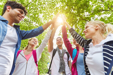 Teenager Freunde geben High Five zur Motivation